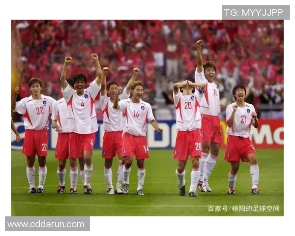 庆南队与全北现代队激战正酣争夺韩国足球联赛冠军荣耀之战 庆南队与全北现代队激战正酣争夺韩国足球联赛冠军荣耀之战