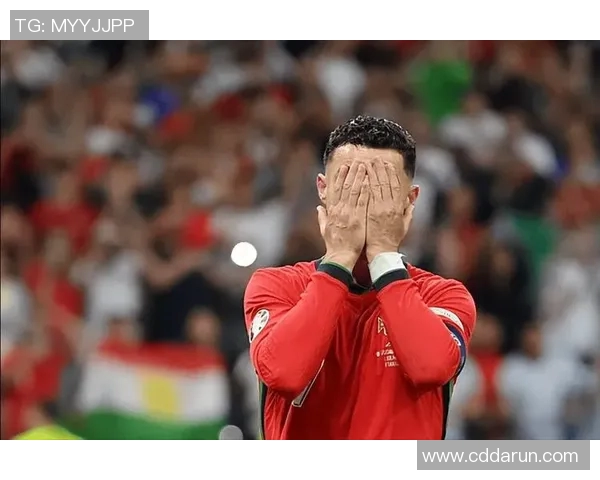 球迷疯狂冲进场内抢夺C罗球衣引发热议的欧冠奇观 球迷疯狂冲进场内抢夺C罗球衣引发热议的欧冠奇观